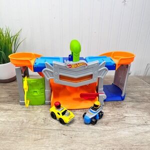 Little People Hot Wheels Race and Go Track Set & 2 Cars with Lights Sounds